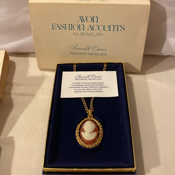 Lot of Vintage Avon Jewelry Three Necklaces and Two Clip Earrings New in Box - Picture 6 of 9